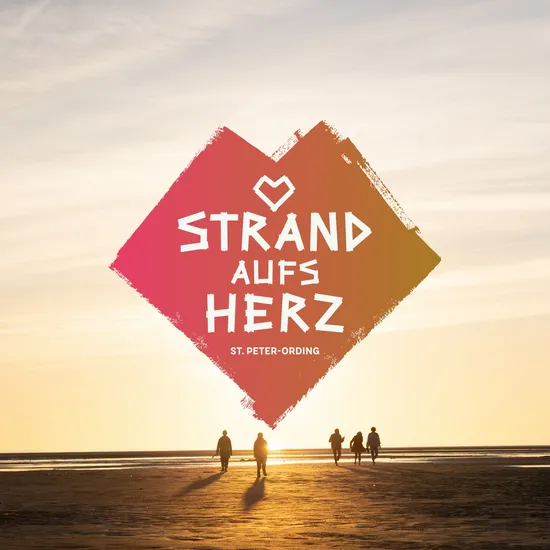 Strand aufs Herz Logo mit dem Schriftzug in einem rot-orangenen Herz vor einem Hintergrundfoto eines Strandes bei Sonnenuntergang