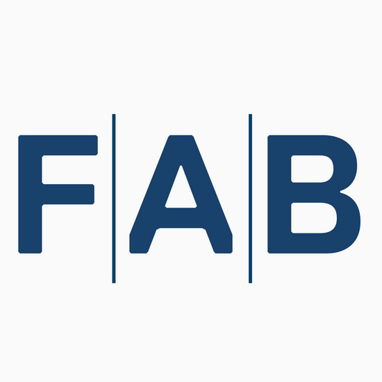 Große blaue Buchstaben "FAB" mit Trennstrichen
