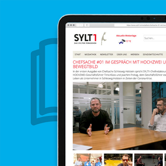 Tablet zeigt Screenshot der Sylt1 Website, zu sehen ist Timo Klass