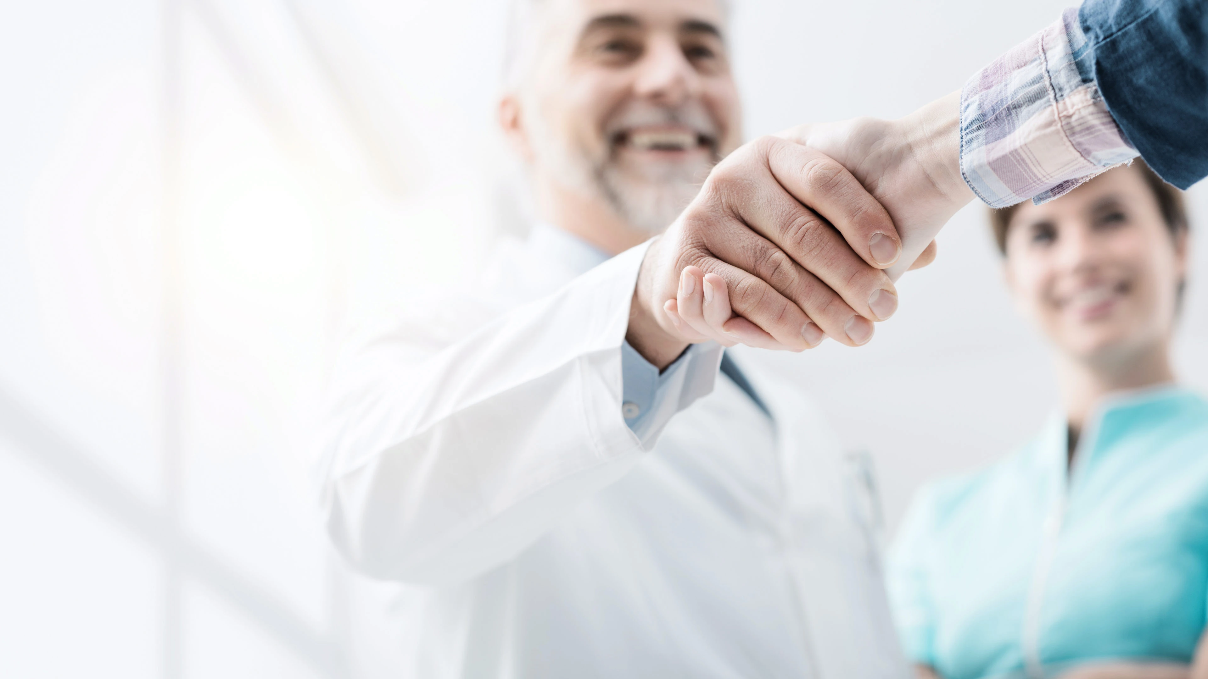 hochzwei_sana_slider_03.jpg Arzt gibt Patient die Hand