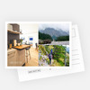 Vorder- und Rückseite einer Postkarte mit Bergansichten und Blick in eine Ferienwohnung