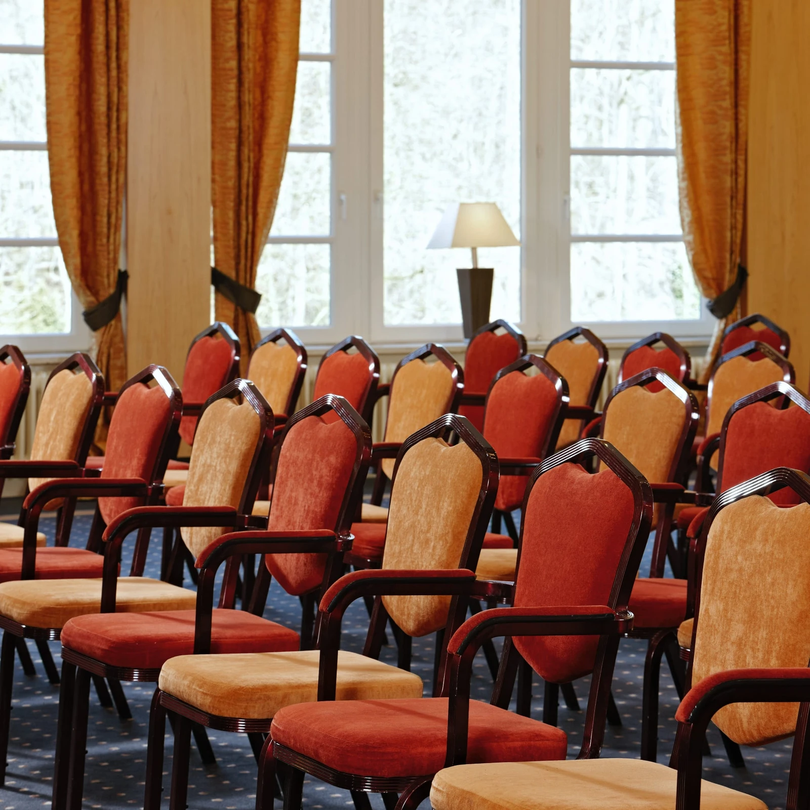 Rote Stühle in einem Festsaal