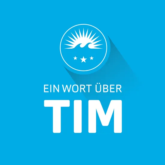 Blauer Hintergrund, davor in weißer Schrift: Ein Wort über Tim.