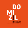 Domizil Husum Logo mit weißer Schrift und das i als dunkelrotes Ausrufezeichen. Der Hintergrund ist rot.
