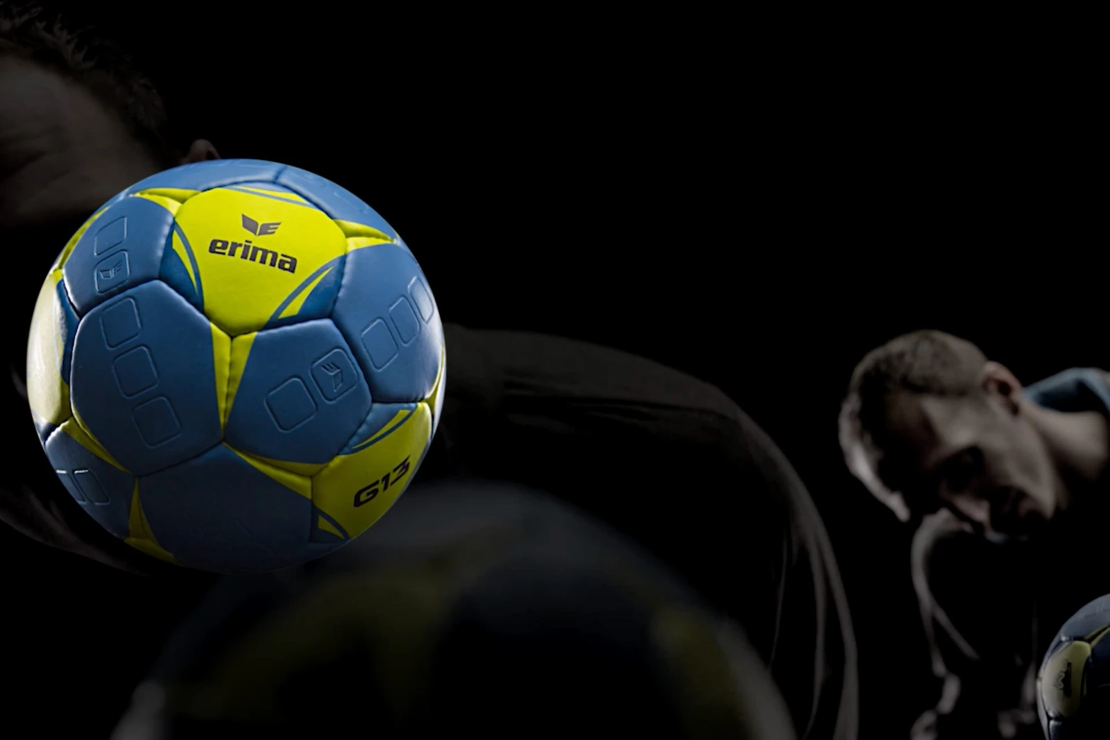 Ein blau gelber Handball