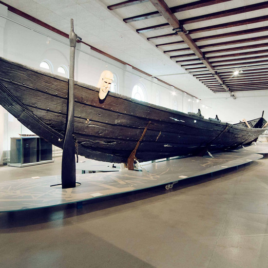 Wikingerschiff im Museum