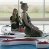 Zwei Frauen machen Yoga auf einem Sub