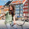 Frau sitzt auf einem Fahrrad in einem Kopenhagener Viertel