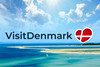 Visitdenmark Logo mit Meer im Hintergrund