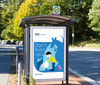 Bushaltestelle mit blauer Werbung