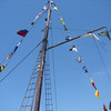 Aufnahme vom Mast eines Schiffes mit bunten Flaggen