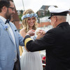 Hochzeitspaar bei der Trauung mit einem Kapitän