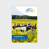 Jubiläumsbroschüre der Ambulanten Pflege Angeln zeigt lachende Mitarbeiter im gelben Rapsfeld