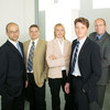 Fünf Mitarbeiter von Jens Emmerich posieren vor der Kamera