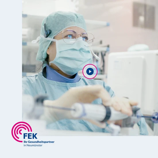 Foto einer Krankenhausangestellten in Schutzkleidung