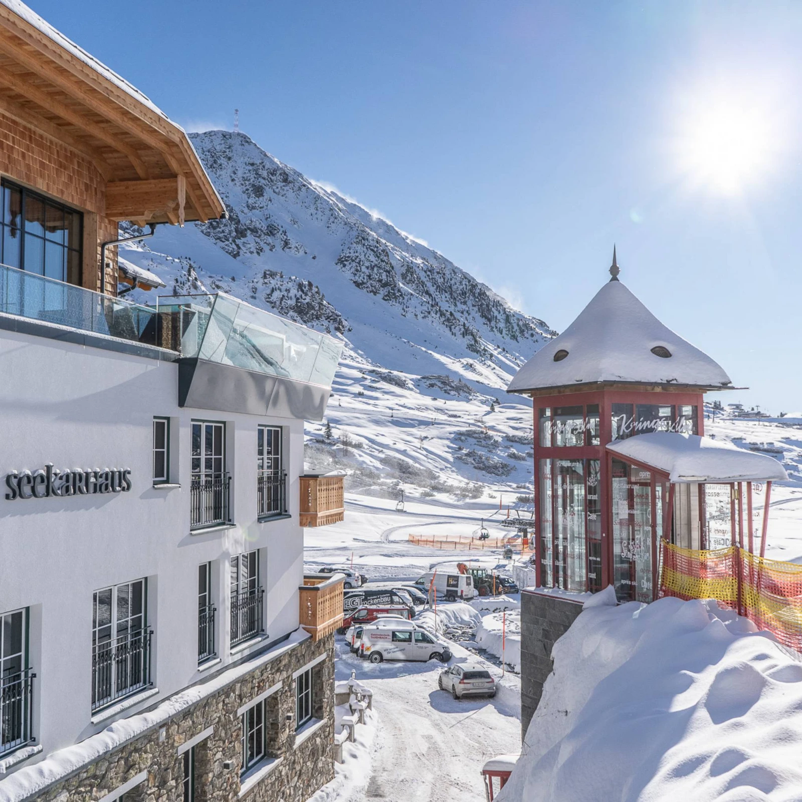 hochzwei_seeka_teaser_06.jpg Foto des Hotels Das Seekarhaus zwischen beschneiten Bergen bei Sonnenschein