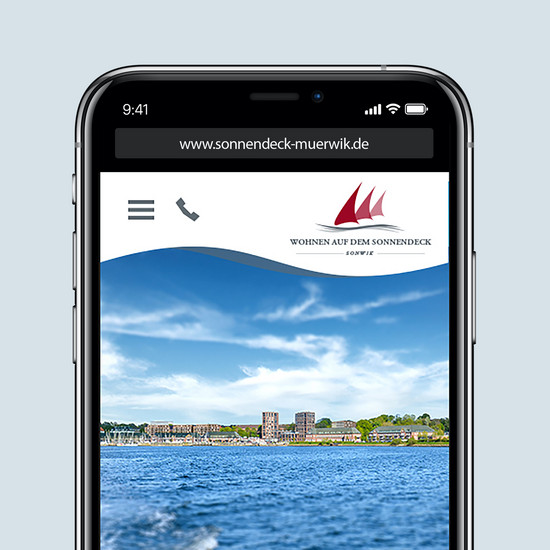 Halbes Smartphone zeigt Website sonnendeck-muerwik.de mit Startseitenbild