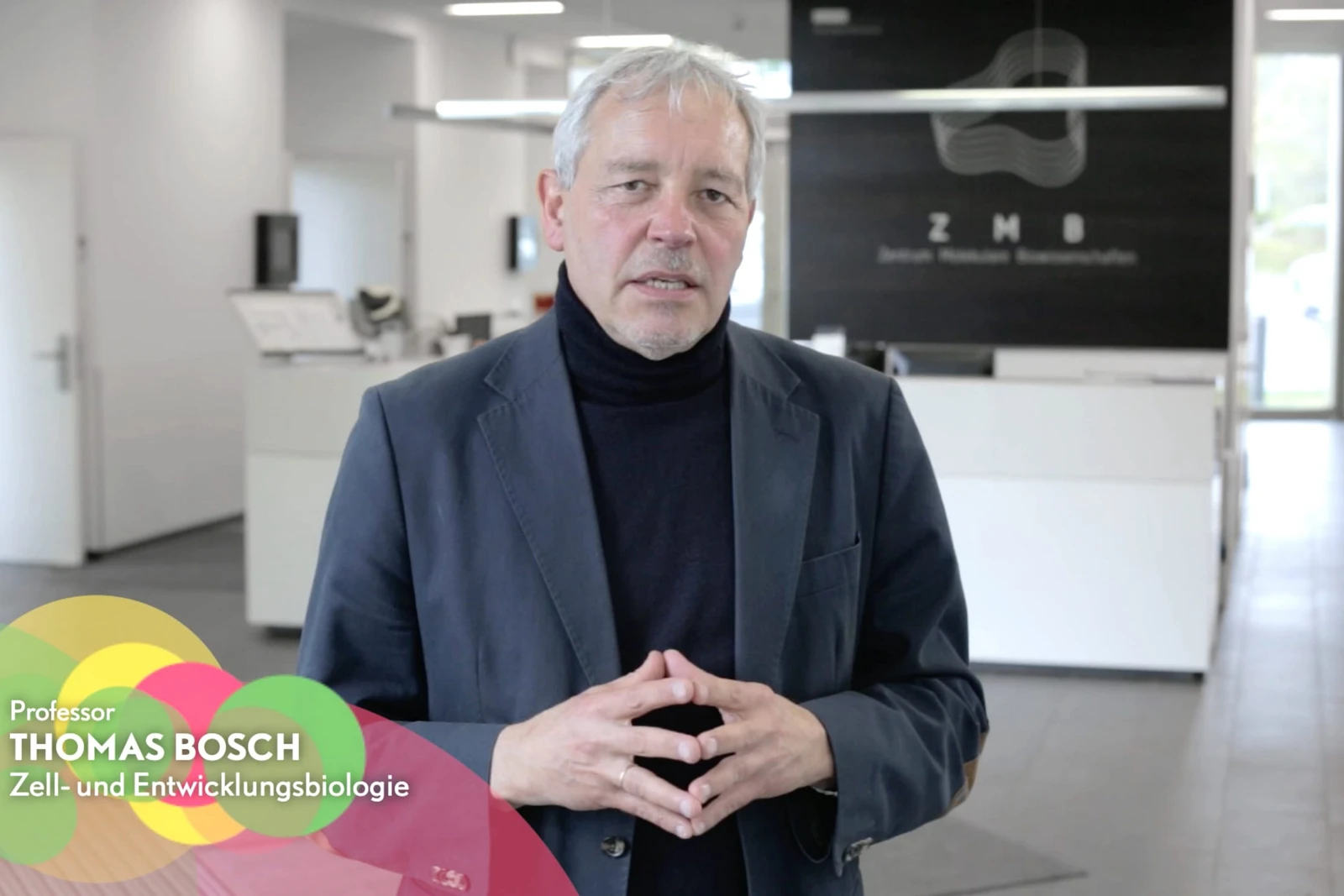 Ein etwas älterer Mann, er ist Professor für Zell- und Entwicklungsbiologie.