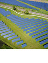 Feld mit Solarpanelen