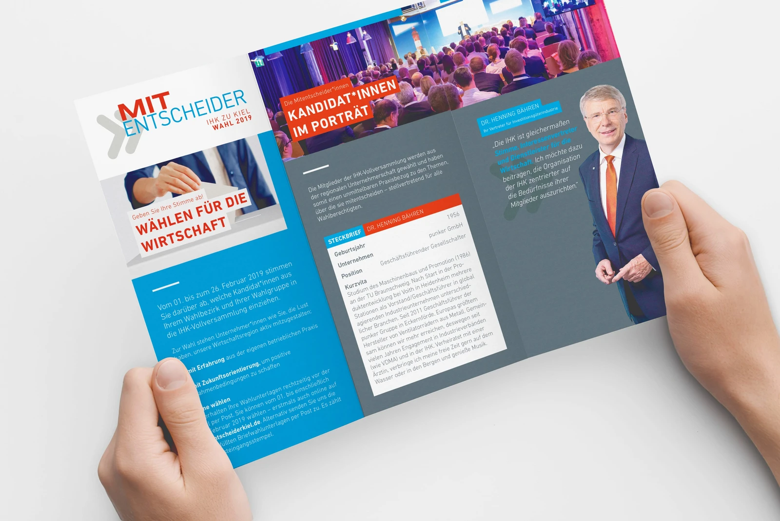 hochzwei_ihkk_teaser_gross_03.jpg Zwei Hände halten den IHK Flyer