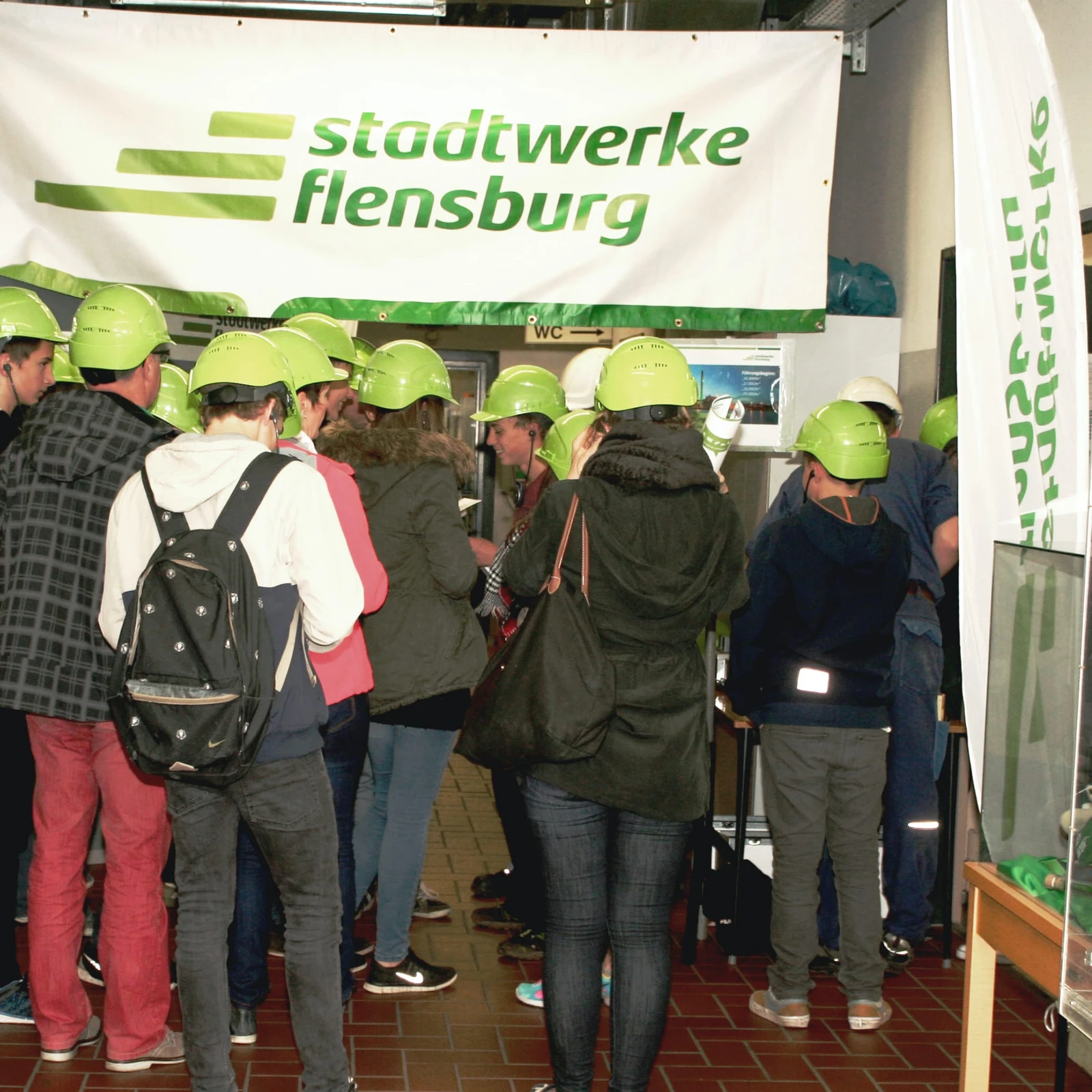 hochzwei_stfl_teaser_06.jpg Personengruppe mit grünen Helmen