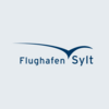 Eine Möwe über dem Logo von Flughafen Sylt