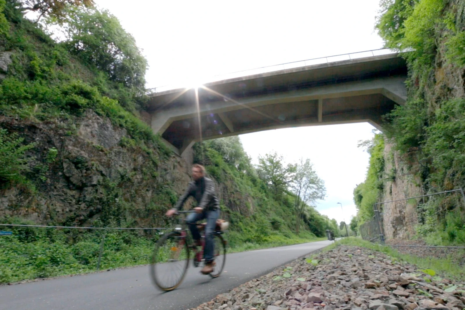 bb_zweirad_teaser_04_hauptteaser.jpg Ein Radfahrer fährt unter eine Brücke