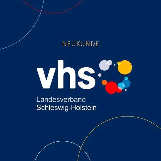 Dunkelblaue Grafik mit dem Schriftzug Neukunde vhs Landesverband Schleswig-Holstein mit bunten Kreisen daneben.