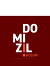 Domizil Husum Logo mit weißer Schrift und das i als rotes Ausrufezeichen. Der Hintergrund ist bordeaux.