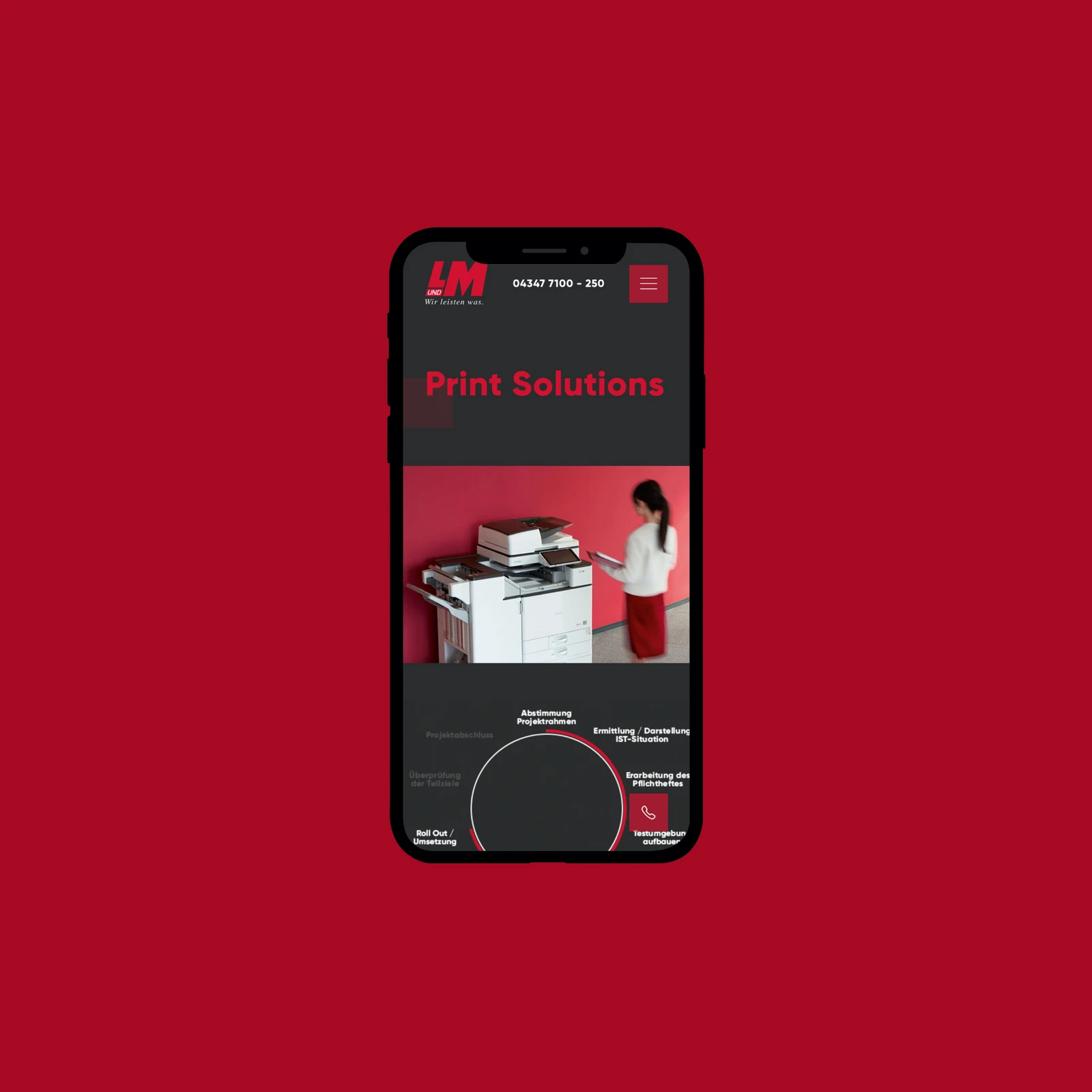 hochzwei_lundm_teaser_07.jpg Schwarzes Smartphone auf rotem Hintergrund