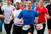 Läufer mit Marathonnummer in der Menschenmenge