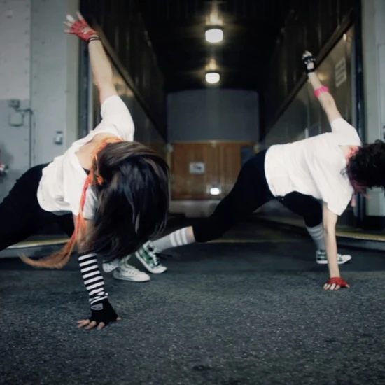 Drei Frauen tanzen Break Dance