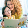 Lockige Frau liest Summi-und-Brumm-Pixibuch mit Kind