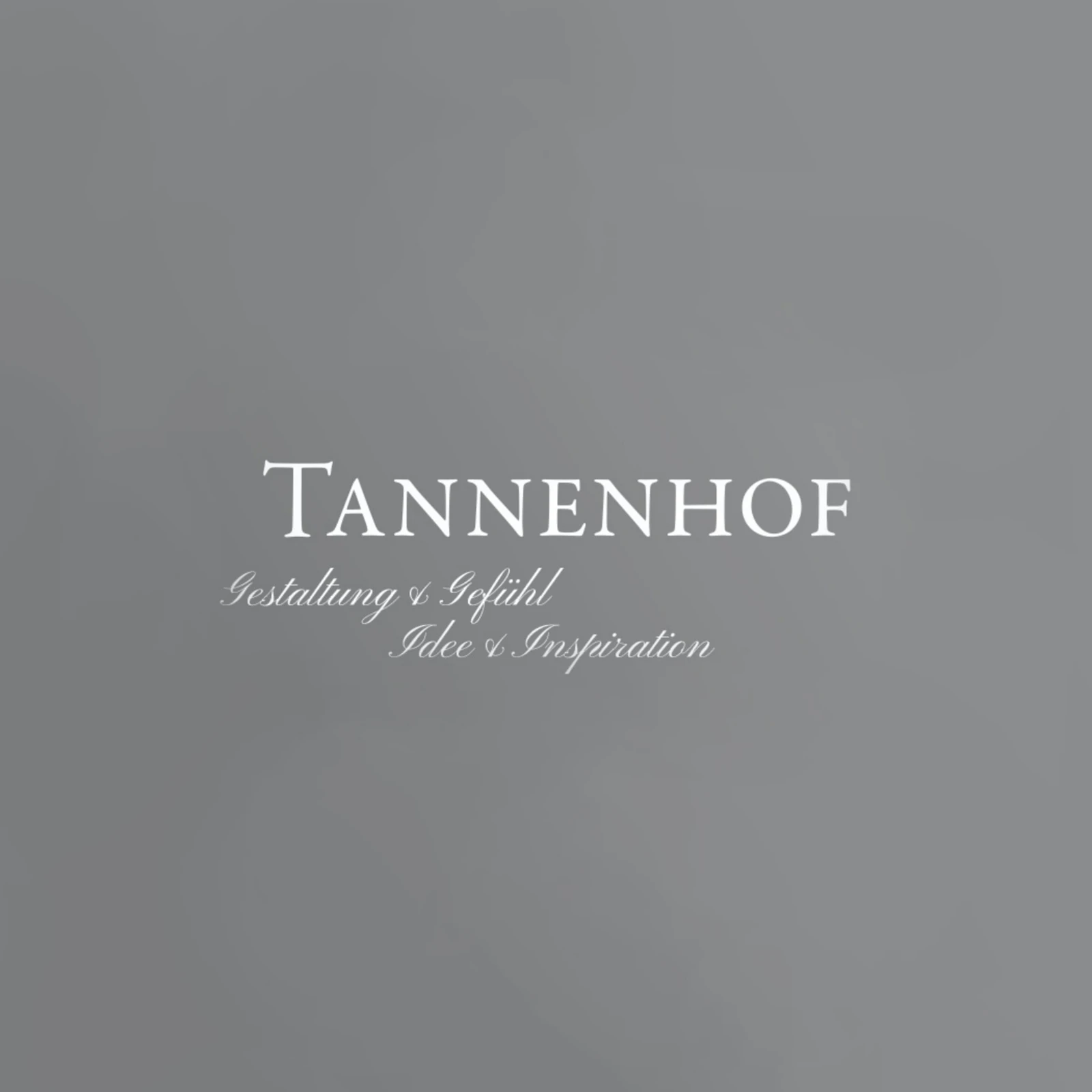 hochzwei_tann_teaser_02.jpg Tannenhof Logo mit grauen Underlay