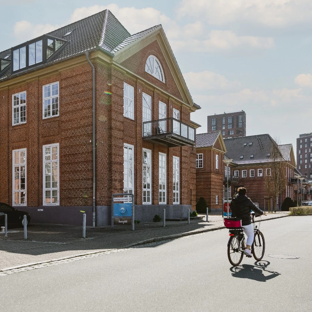 h2_einblicke_berufseinstieg_teaser_03.jpg Außenansicht Gebäude des HOCHZWEI-Standorts in Sonwik, Flensburg