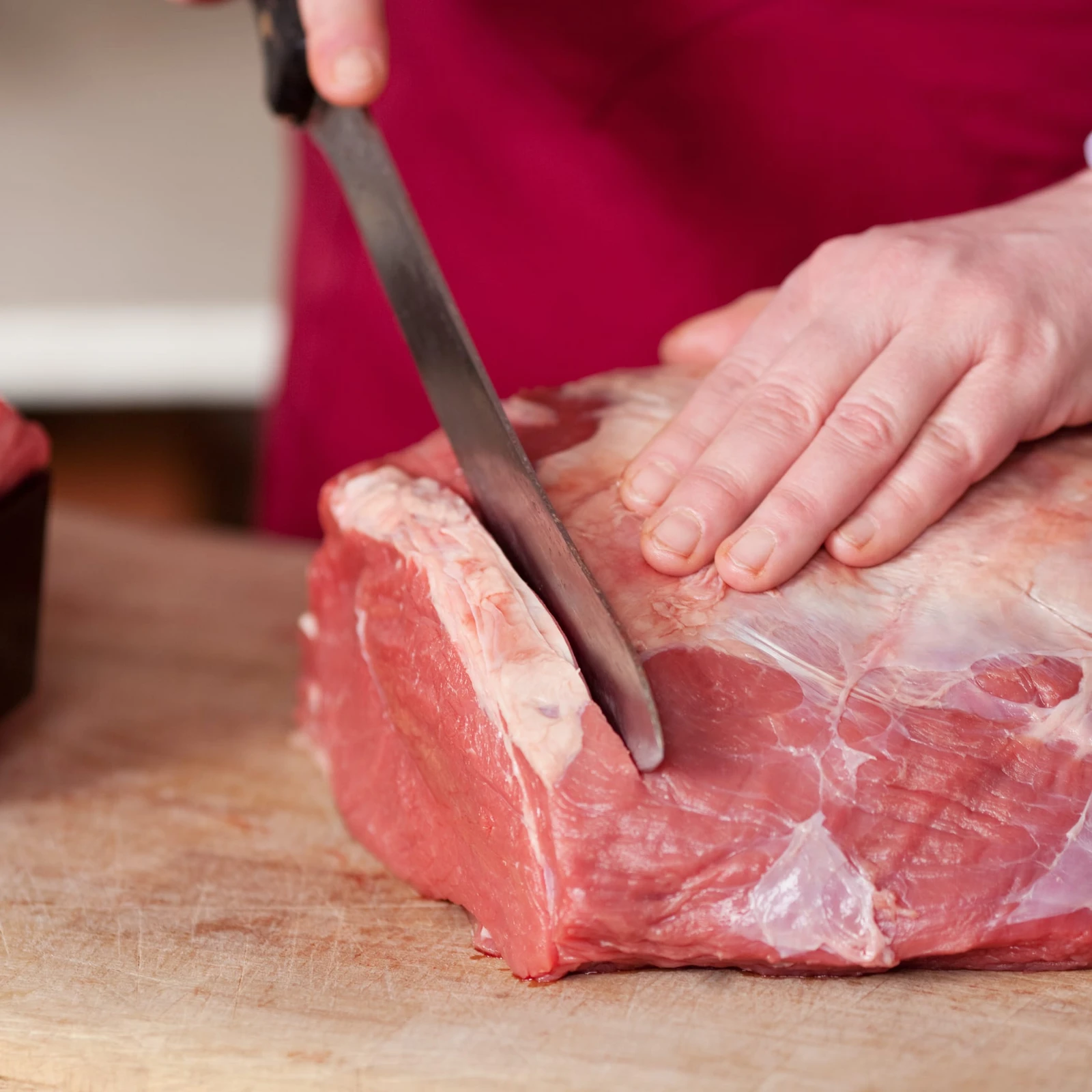 hochzwei_jeps_teaser_03.jpg Person schneidet in Fleisch mit einem Messer