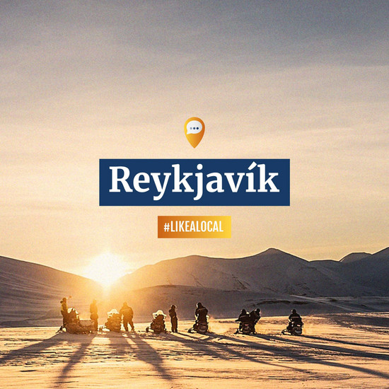 Quadratischer Zuschnitt des Bildes mit sieben Personen auf Schneemobilen vor untergehender Sonne, Text "Reykjavik, #likealocal"