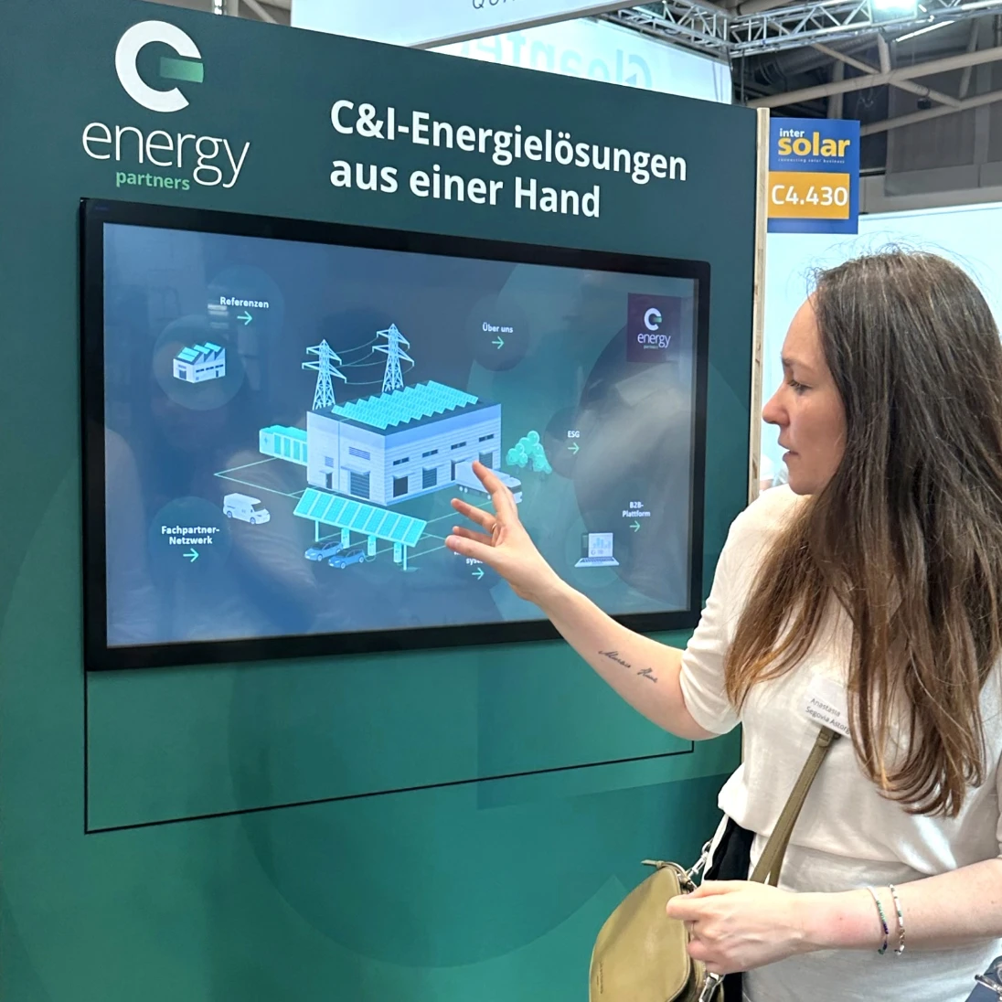 Frau testet Messetool von Energy Partners
