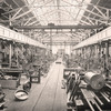 Schwarz-weißes Foto einer alten Werkstatt
