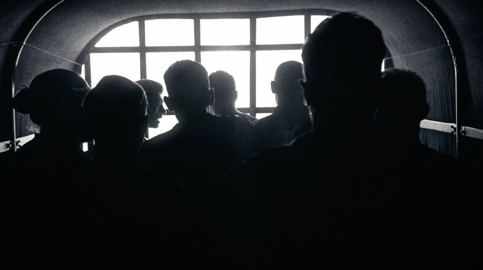 h2_sg_einlauftrailer_teaser_07.jpg Schwarz-weiß Foto der Mannschaft im Tunnel kurz vor dem Einlauf.