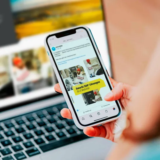 Ein Frau surft auf einem Smartphone