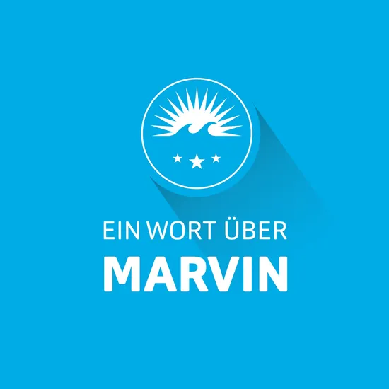 Blaue Grafik mit Schriftzug Ein Wort über Marvin. Darüber das HOCHZWEI Logo mit einer aufgehenden Sonne, zwei Wellen und drei Sternen.