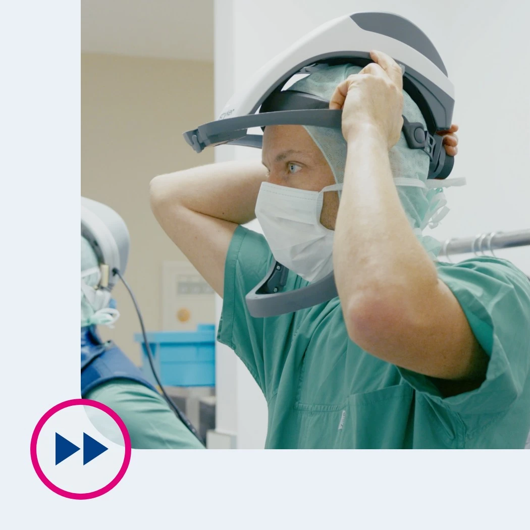 h2_fek_filme_teaser_04.jpg Ein Angestellter des Krankenhauses in Schutzkleidung