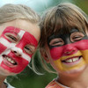 Zwei Kinder haben die dänische und deutsche Flagge ins Gesicht gemalt
