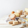 Verschiedene Käsesorten in allen möglichen Formen und Farben auf ein Tisch