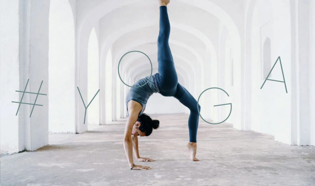 Frau macht Yoga