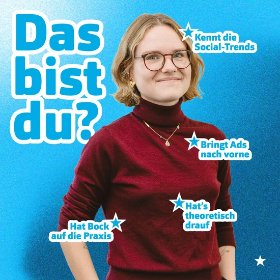 Wir suchen dich! Blaue Grafik mit dem Bildausschnitt einer Kollegin von Hochzwei. Daneben der Text Das bist du? Hat Bock auf Praxis, hat's theoretisch drauf, bringt Ads nach vorne, kennt die Social-Media Trends