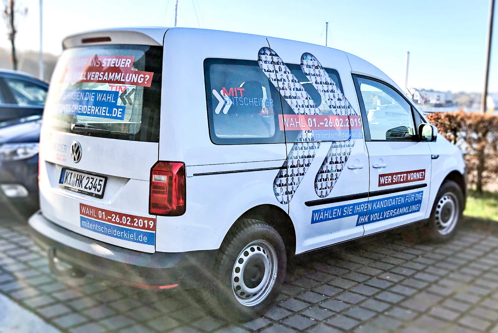 hochzwei_ihkk_teaser_gross_04.jpg Weißer PKW mit Werbung für IHK Kiel