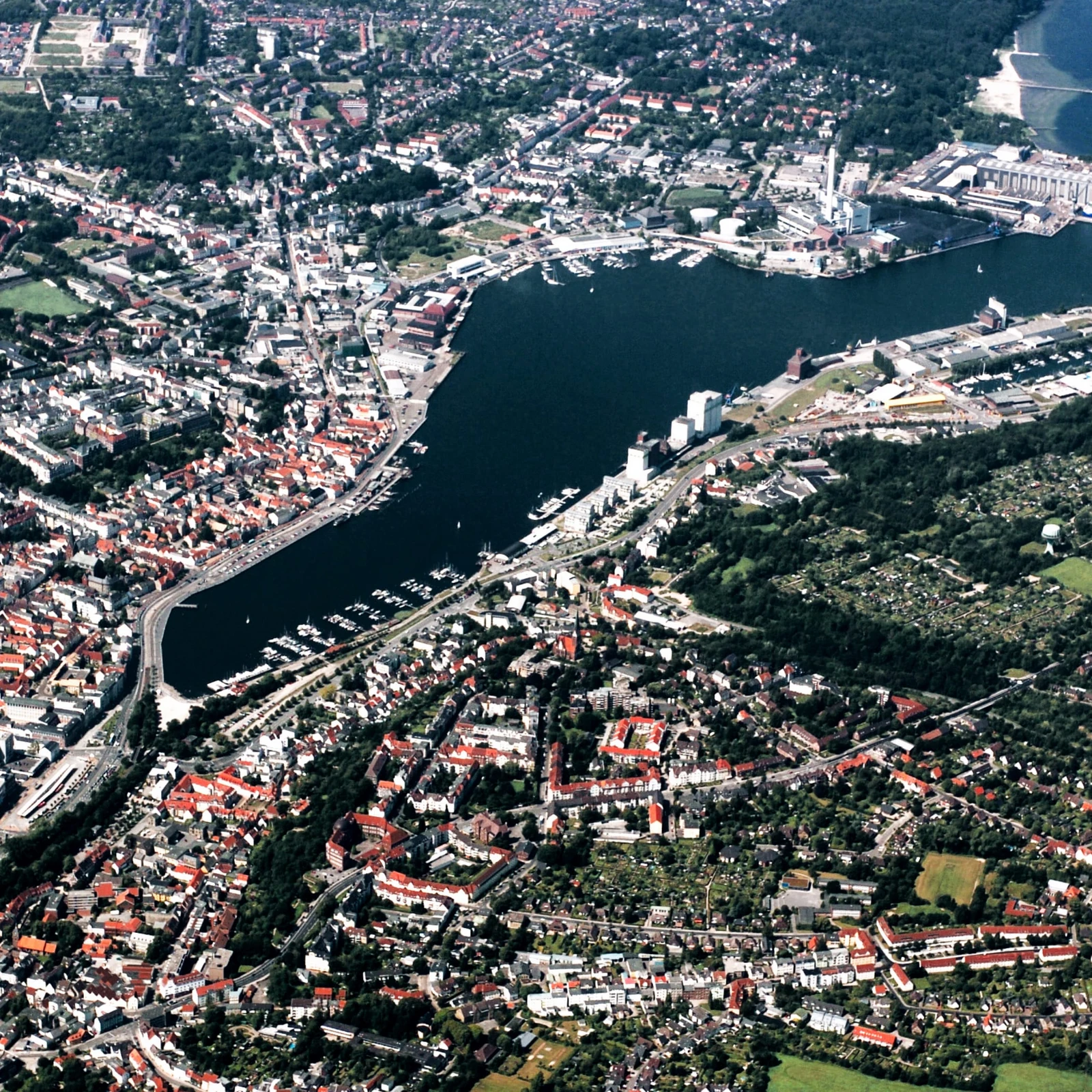 hochzwei_stfl_teaser_08.jpg Luftbild von Flensburg