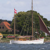 Weißes Segelboot mit dänischer Flagge